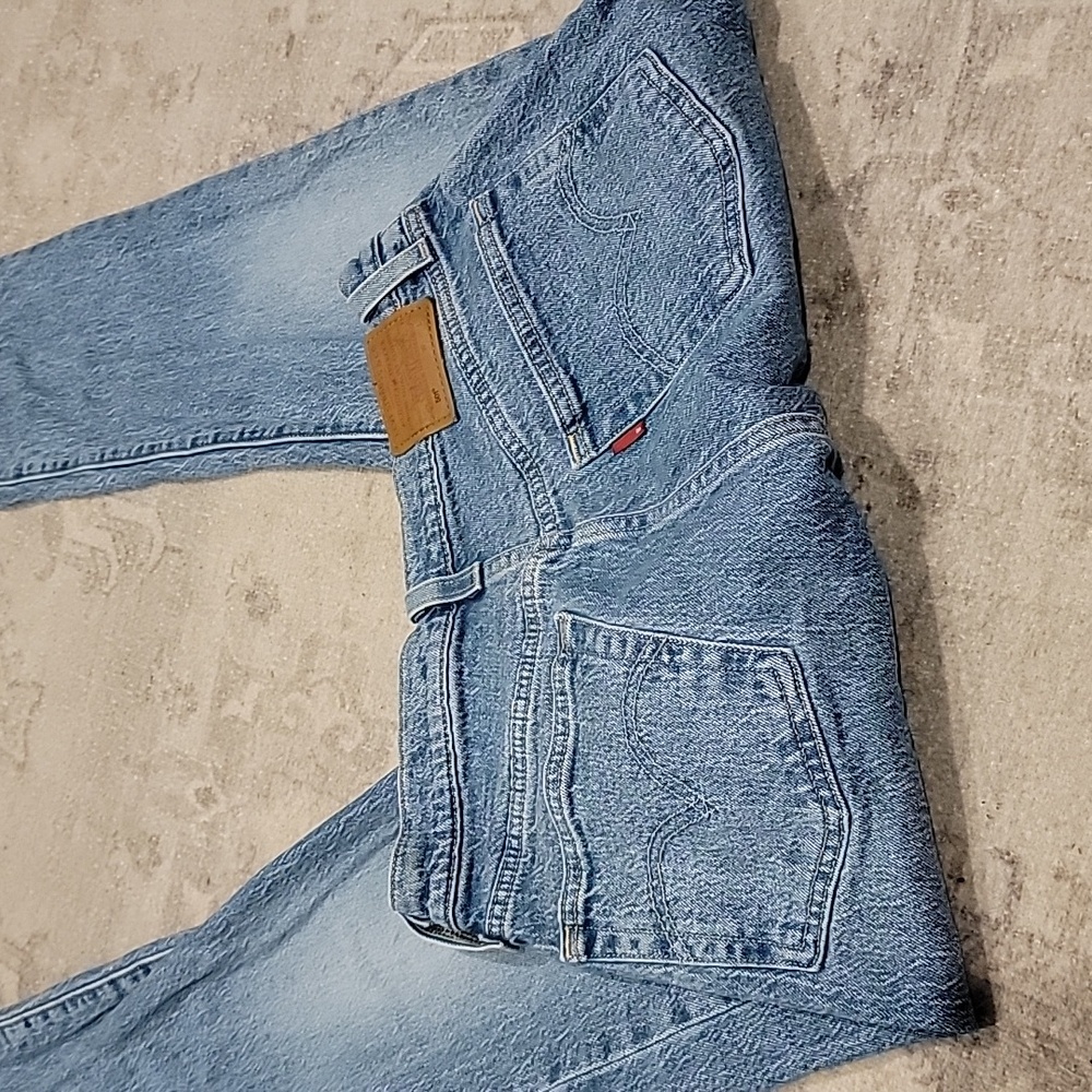 Levi's Women's Light Blue Straight Leg Jeans~Size W27 L32 - Picture 5 of 9